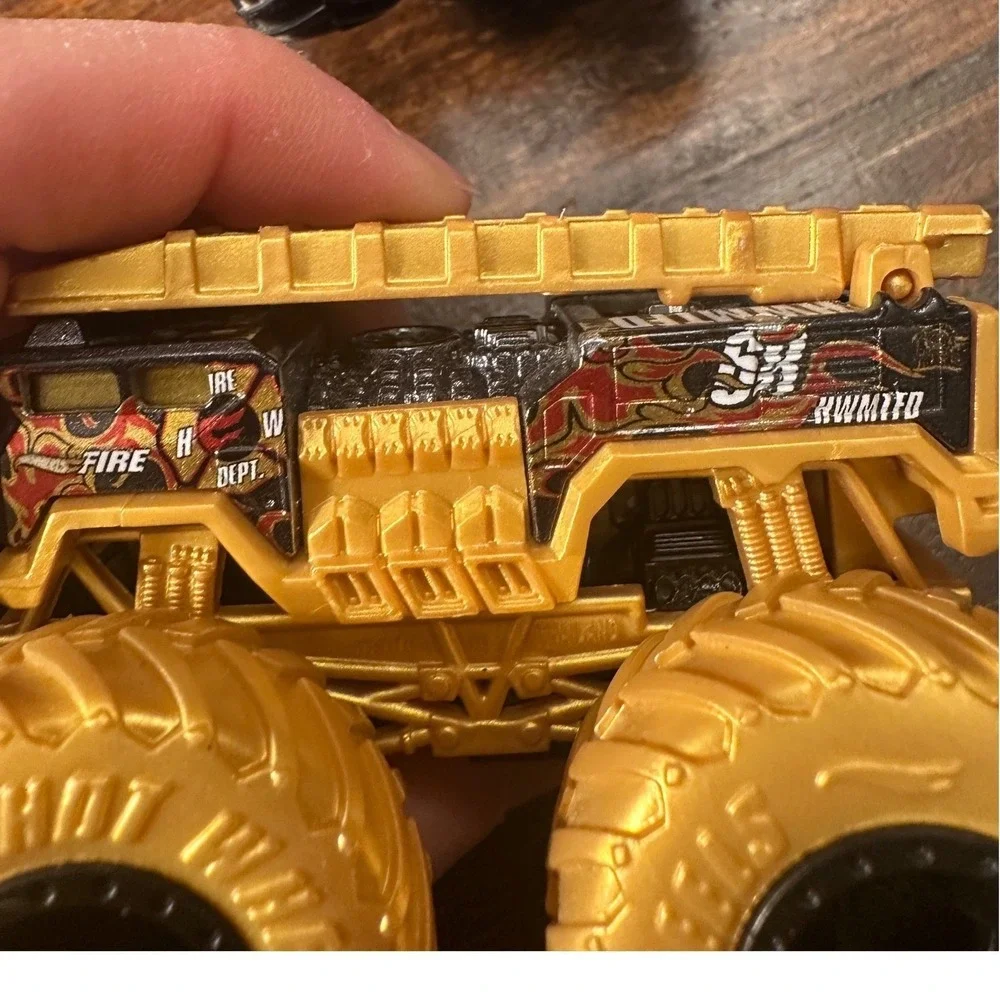 Monster Jam Fire Starter & 5 Alarm Truck Gold Fire Truck 1:64  Hot‎ Wheels Set 2